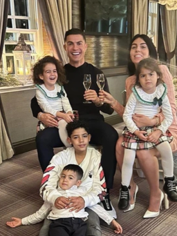 Hé lộ khoảnh khắc hạnh phúc của Ronaldo và gia đình trước khi mất con trai