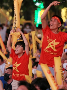 Phố đi bộ Nguyễn Huệ 'bùng nổ' trở lại sau chiến thắng của U.23 Việt Nam