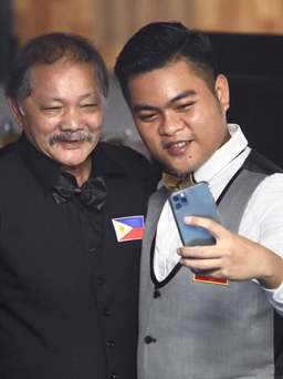 Huyền thoại billiards Efren Reyes chiến thắng lớn trước người hâm mộ Việt Nam