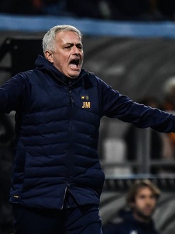 HLV Mourinho chê học trò thiếu chuyên nghiệp khi đánh rơi vị trí tốp 4