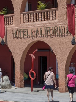 Vì sao ban nhạc Eagles muốn 'xử' Hotel California?