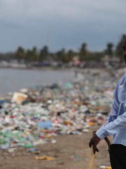 Bãi biển 'ngộp thở' vì rác thải nhựa