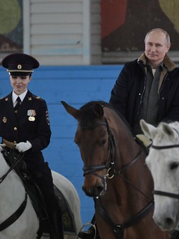 Tổng thống Putin cưỡi ngựa với các nữ cảnh sát mừng 8.3