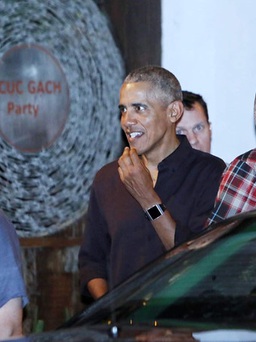 Cựu tổng thống Obama dạo phố và ăn tối tại quận 1