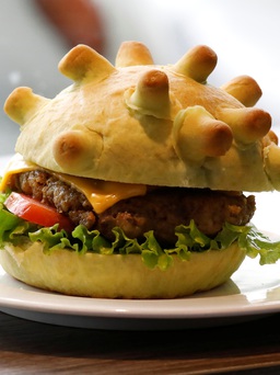 'Ăn cho hết sợ' với bánh burger corona giữa đại dịch Covid-19