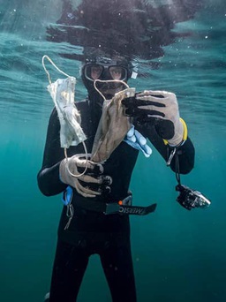 Khẩu trang, găng tay bảo hộ là nguồn ô nhiễm biển mới thời Covid-19