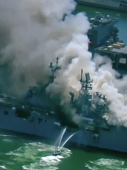 Cháy lớn, khói bốc cuồn cuộn trên chiến hạm Mỹ, 21 người bị thương