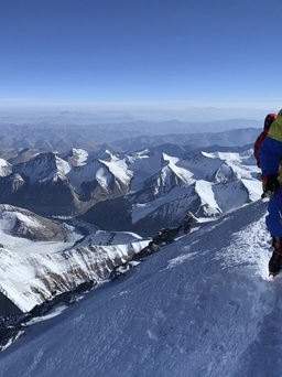 Trung Quốc đạt 'đỉnh cao' ngăn chặn Covid-19 bằng đường phân cách trên Everest