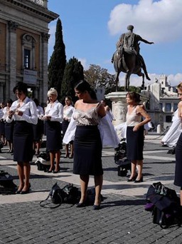 'Flash mob' cởi váy áo của dàn tiếp viên hàng không phản đối hãng bay giảm lương