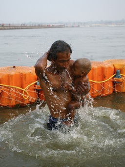 Không sợ sóng dịch Covid-19, nhiều người Ấn Độ đổ ra tắm sông Hằng