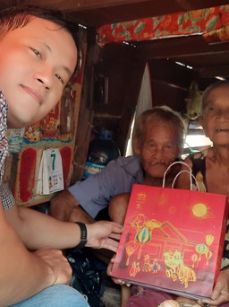 Cư dân mạng muốn trao hộp bánh trung thu cho ông bà cụ, PV Thanh Niên làm ngay