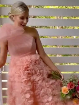 Vì sao người trẻ lại tranh cãi khi cô dâu diện váy cưới màu hồng phấn?