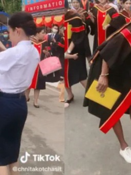 Xúc động chuyện em gái cúi sát đất cảm ơn anh trai nhường cơ hội đi học