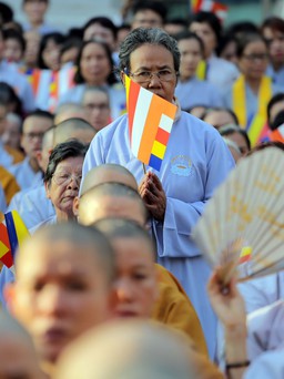 Hàng nghìn người Sài Gòn đi lễ chùa dịp lễ Phật Đản