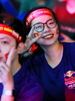 Người hâm mộ TP.HCM cháy hết mình trong chiến thắng đậm của tuyển Việt Nam