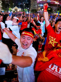 TP.HCM: Đường Lê Lợi bùng nổ với chiến thắng của tuyển Việt Nam