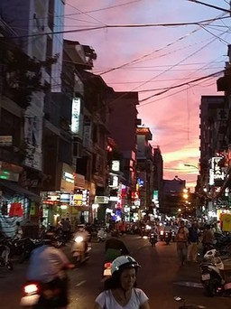 Người Việt khóc cười với Tây xấu xí: Thích giảm giá, 'ăn chùa' và lật lọng