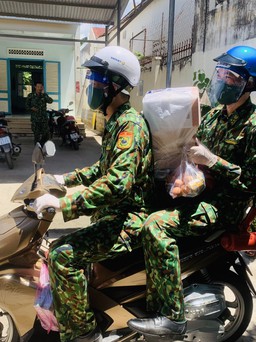 Bộ đội về từng ngõ hẻm: Đi chợ giúp người dân Nha Trang an tâm chống Covid-19