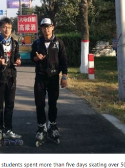 Hai nam sinh trượt patin hơn 500 km đi nghỉ lễ