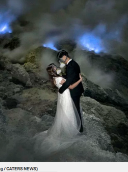 Cặp đôi chụp ảnh cưới ngay cạnh núi lửa đang hoạt động