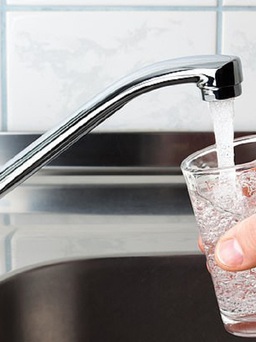 Uống nhiều nước có thực sự giúp giảm cân hay không?