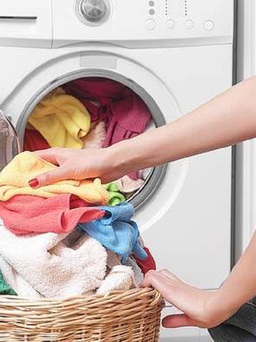 Phòng dịch Covid-19: Đi ra ngoài, khi về nhà có phải giặt quần áo ngay không?