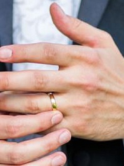 Bị tai nạn, người đàn ông mất ngón tay vì mang... nhẫn cưới
