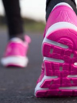 Bị cắt 10 ngón chân vì nhiễm trùng huyết, người phụ nữ vẫn kiên trì tập chạy bộ