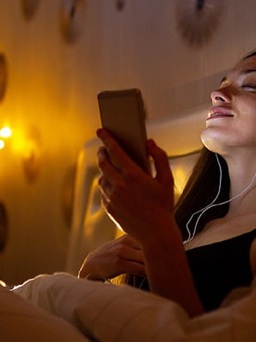 'Sâu tai' là gì mà chuyên gia khuyên không nghe nhạc trước khi đi ngủ?