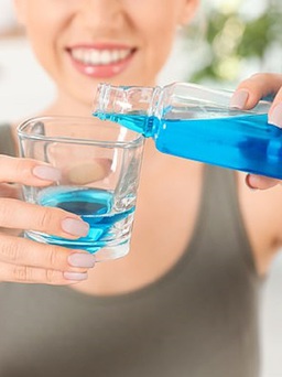 Tại sao không nên dùng nước súc miệng sau khi đánh răng?