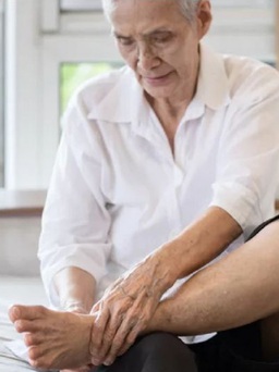Tại sao tuổi trung niên lại hay bị đau bàn chân?