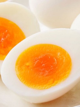 Mẹo giữ lòng trắng trứng luộc nguyên vẹn sau khi bóc vỏ