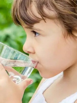 Những dấu hiệu cảnh báo con bạn đang bị thiếu nước