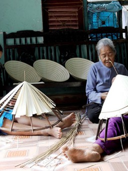 Làng nghề hồi sinh: Nghiêng nghiêng vành nón
