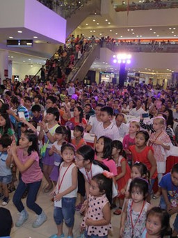 Bất chấp trời mưa, fan nhí vẫn lấp kín sân khấu Hi5 mall-show