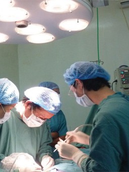 Chuyên gia Mỹ phẫu thuật tạo hình cho bệnh nhân Việt Nam
