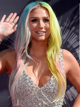 Kesha giúp cặp đôi đồng tính nam đính hôn trên sân khấu