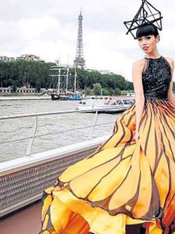 Jessica Minh Anh trình diễn trang sức kim cương giữa sông Seine