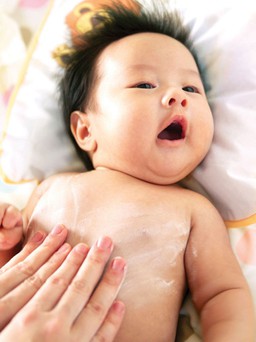 Bé năng động khám phá thế giới nhờ công mẹ bảo vệ làn da