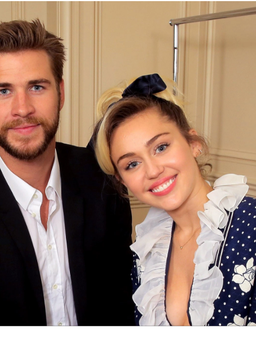 Miley Cyrus nhí nhảnh dự sự kiện bên Liam Hemsworth