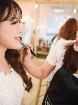 Bỏ bằng cử nhân theo nghề trang điểm