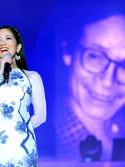 Sau sự cố mất giọng, Hồng Nhung tiếp tục hát nhạc Trịnh gây quỹ học bổng