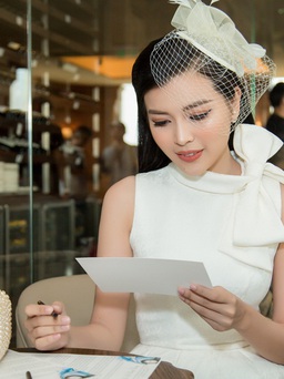 Sau sự cố ở 'Cánh diều', Cao Thái Hà chuyển sang chọn váy 'kín cổng cao tường'