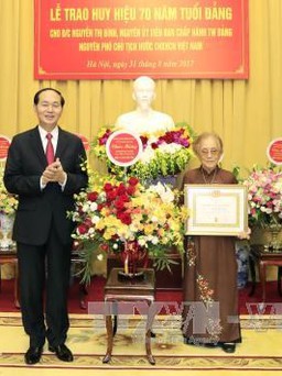 Nguyên Phó chủ tịch nước Nguyễn Thị Bình nhận Huy hiệu 70 năm tuổi Đảng