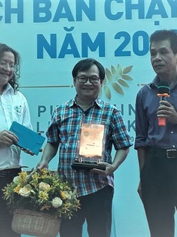 Nhà văn Nguyễn Nhật Ánh nhận 'mưa' giải thưởng về sách bán chạy