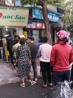 Người Hà Nội xếp hàng dài mua bánh trôi, bánh chay ngày Tết Hàn thực