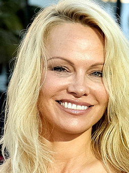 'Bom sex' Pamela Anderson hẹn hò vệ sĩ kém tuổi