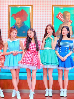 Nhóm nhạc nữ Kpop bị ép ngồi 'hở chân' khi livestream