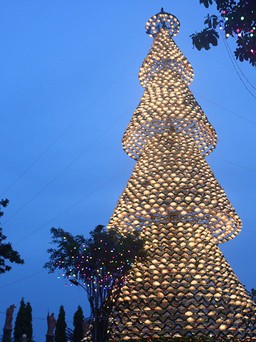 Cây thông Noel làm từ 2340 chiếc nón lá, cao 35 mét ở Biên Hòa