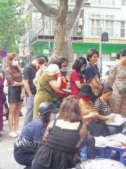 Người người xếp hàng từ sớm mua bánh trôi, bánh chay ngày Tết Hàn thực